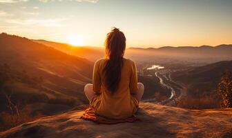 calma mulher sentado em a topo e meditando às pôr do sol tempo. alívio estresse, retiro e saudável mentes. ai gerado foto