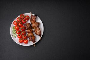 delicioso grelhado frango, Peru ou carne de porco espetos com sal, especiarias e ervas foto