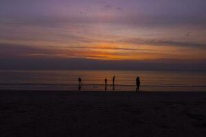 panorama Visão luz dentro manhã nascer do sol e silhueta oceano Ásia Tailândia foto