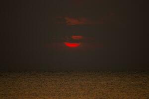 panorama Visão luz dentro manhã nascer do sol e silhueta oceano Ásia Tailândia foto