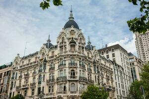 lindo construção e rua fechar para Espanha quadrado dentro madri foto