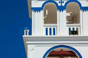 a Igreja do piedosos Cruz dentro a central quadrado do perissa em santorini ilha foto