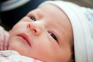 recém-nascido menina em dela pai braços dentro a hospital em a dia do dela nascimento foto