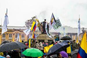 bogotá, Colômbia, 19 Julho 2023. pacífico protesto do a membros do a ativo reserva do a militares e polícia forças dentro Bogotá Colômbia contra a governo do gustavo petro foto