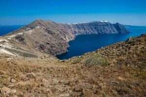 a lindo paisagens visto a partir de a caminhando caminho número nove entre a cidades do fira e oia dentro santorini ilha foto