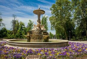 galápagos fonte ou isabel ii fonte uma monumental fonte dentro madri localizado dentro a retiro parque foto