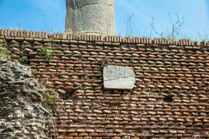 detalhe do a parede e colunas do a têmpora do Vênus e roma às a romano fórum dentro Roma foto