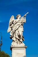 lindo anjo com a lança estátua criada de domenico guidi em a Dia 16 século às sant angelo ponte dentro Roma foto