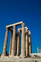 ruínas do a têmpora do olímpico Zeus Além disso conhecido Como a olimpíada às a Centro do a Atenas cidade dentro Grécia foto