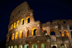 a famoso Coliseu às noite dentro Roma foto