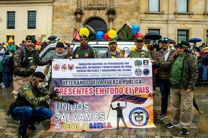 bogotá, Colômbia, 19 Julho 2023. pacífico protesto do a membros do a ativo reserva do a militares e polícia forças dentro Bogotá Colômbia contra a governo do gustavo petro foto