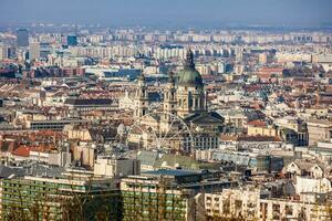 Visão do a lindo pragas banco do Budapeste cidade debaixo a azul céu foto