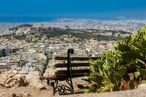 a cidade do Atenas visto a partir de a montar lycabettus uma cretáceo calcário Colina foto