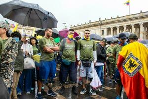 bogotá, Colômbia, 19 Julho 2023. pacífico protesto do a membros do a ativo reserva do a militares e polícia forças dentro Bogotá Colômbia contra a governo do gustavo petro foto