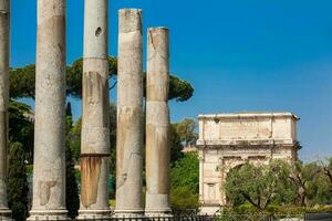 ruínas do a têmpora do Vênus e roma localizado em a veliano Colina e arco do titus foto