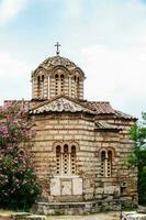 Igreja do a piedosos apóstolos conhecido Como piedosos apóstolos do solaki localizado dentro a antigo ágora do Atenas construído em a 10º século foto