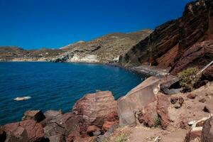 famoso vermelho de praia às santorini ilha dentro uma lindo cedo Primavera dia foto