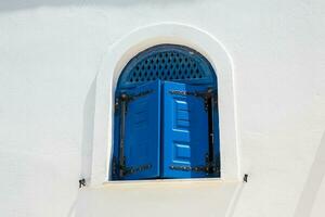 tradicional lindo azul janelas sobre branco paredes dentro santorini ilha foto