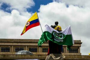 bogotá, Colômbia, Junho 2023, pacífico protesto marchas contra a governo do gustavo petro chamado la marcha de la prefeito foto