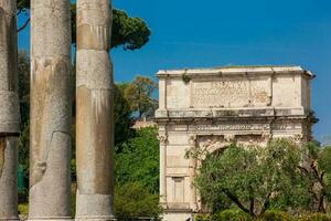 ruínas do a têmpora do Vênus e roma localizado em a veliano Colina e arco do titus foto