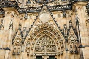 detalhes do a fachada do a metropolitano catedral do santos vitus, Venceslau e adalberto dentro Praga foto