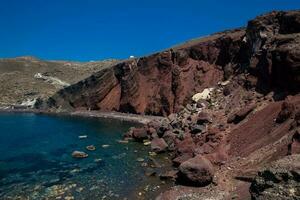 famoso vermelho de praia às santorini ilha dentro uma lindo cedo Primavera dia foto