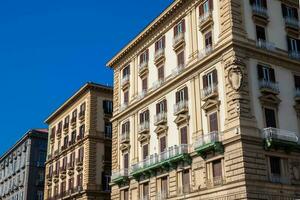 lindo fachadas do a Antiguidade edifícios dentro Nápoles velho cidade foto