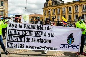 bogotá, Colômbia, Junho 2023, pacífico protesto marchas contra a governo do gustavo petro chamado la marcha de la prefeito foto