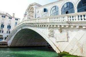 a famoso rialto ponte sobre a grande canal dentro Veneza construído dentro 1591 foto