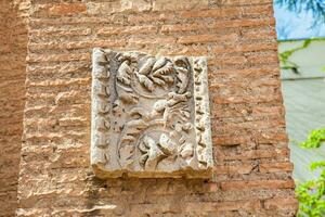 detalhe do pedra esculturas às a antigo ruínas do a domus augusta em palatina Colina dentro Roma foto