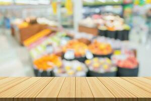 esvaziar madeira mesa topo com supermercado borrado fundo para produtos exibição foto