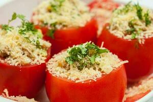 recheado tomates preparação. cru recheado tomates pronto para estar cozido foto