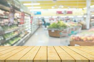 esvaziar madeira mesa topo com supermercado borrado fundo para produtos exibição foto