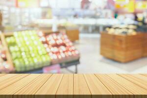 esvaziar madeira mesa topo com supermercado borrado fundo para produtos exibição foto