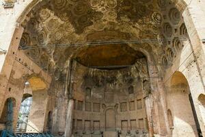 detalhe do a basílica do maxentius e Constantine dentro a romano fórum dentro Roma foto