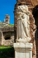 antigo ruínas do a casa do a vestal virgens às a romano fórum dentro Roma foto