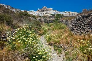 caminhando caminho número 12 para acrotiri Vila dentro santorini ilha dentro uma lindo cedo Primavera dia foto