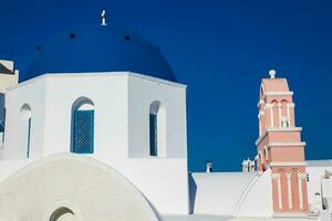 tradicional arquitetura do a igrejas do a oia cidade dentro santorini ilha foto