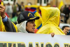 bogotá, Colômbia, 19 Julho 2023. pacífico protesto do a membros do a ativo reserva do a militares e polícia forças dentro Bogotá Colômbia contra a governo do gustavo petro foto