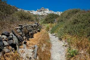 caminhando caminho número 12 para acrotiri Vila dentro santorini ilha dentro uma lindo cedo Primavera dia foto