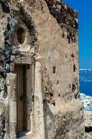 ruínas do a castelo do acrotiri Além disso conhecido Como goulas ou la ponta, uma antigo veneziano castelo em a ilha do santorini foto