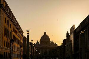 a pôr do sol cai sobre a lindo constantiniano basílica do st. Peter às a Vaticano cidade foto