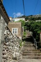 a lindo íngreme becos do dubrovnik cidade foto