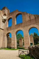 detalhe do a paredes do a basílica do maxentius e Constantine dentro a romano fórum dentro Roma foto