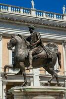 réplica do a equestre estátua do Marcus aurelius localizado às a capitolino Colina dentro Roma foto