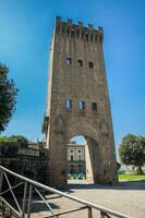 torre do san Nicolau uma portão construído em 1324 Como uma defesa torre localizado dentro praça poggi dentro Florença foto