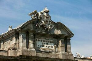 a famoso puerta de Alcala em uma lindo ensolarado dia dentro madri cidade. inscrição em a frontão rey carlos iii ano 1778 foto