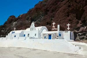 santo Nikolaos ortodoxo Igreja localizado dentro acrotiri Próximo para a famoso vermelho de praia às santorini ilha foto