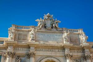 papal casaco do braços às a Trevi fonte projetado de italiano arquiteto nicola salvi e concluído de giuseppe pannini dentro 1762 foto