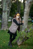 lindo jovem mulher vestindo uma Lobo fantasia. real família tendo Diversão enquanto usando fantasias do a pequeno vermelho equitação de capuz conto dentro dia das Bruxas. foto